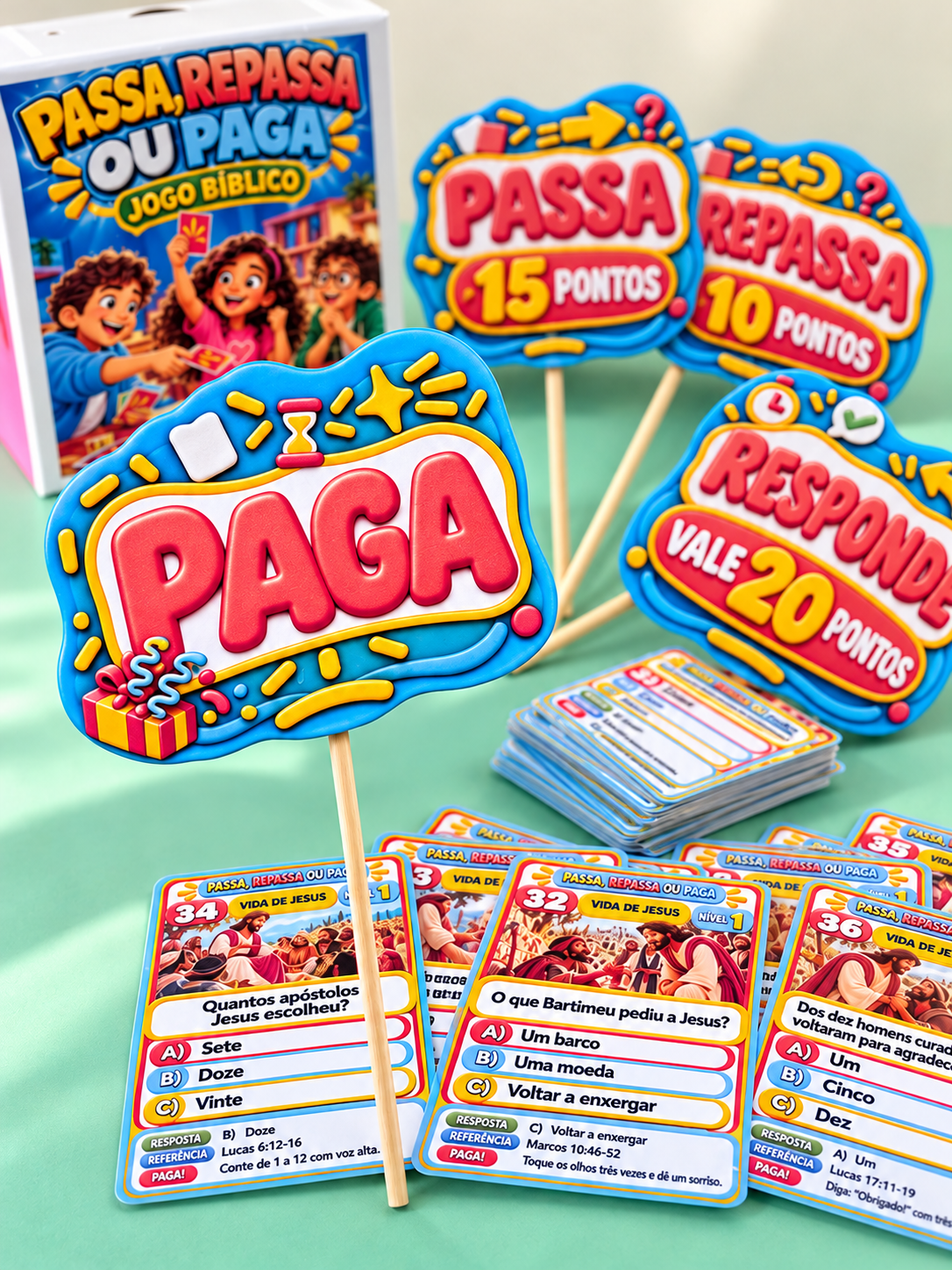 Caixa do jogo montada com as quatro plaquinhas em leque, pilha de cartas e cartas abertas ao lado